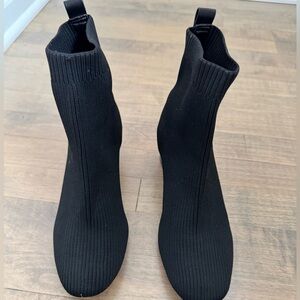 Cushionaire - Women's Ankle Boots (7.5)